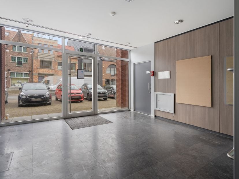 In het dorpscentrum van Dadizele, deelgemeente van Moorslede, bieden we u dit ruime handelspand of kantoorruimte aan gelegen op een commerciële locati