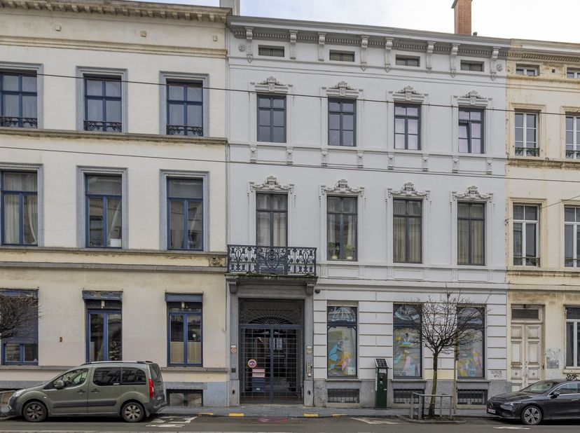 Splendide studio récent au centre de Bruxelles dans un environnement où il fait bon vivre. Ce bien se trouve à distance pédestre du centre historique