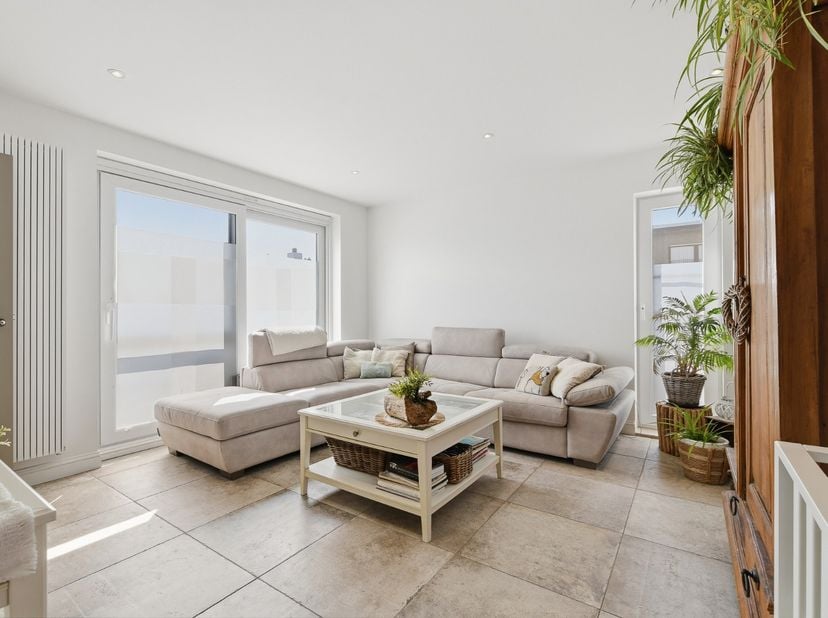 Deze recente bel-etagewoning uit 2018 is gelegen in een rustige woonwijk in Wenduine en combineert een ruime bewoonbare oppervlakte van 236 m² met een