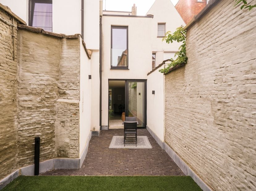Quares - TREVI Groep presenteert :<br />
Prachtige gerenoveerde lichtrijke woning <br />
Deze prachtige moderne stadswoning werd gerenoveerd in 2020.