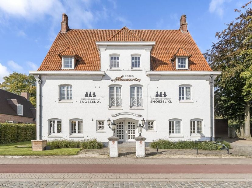 Immeuble majestueux et plein de caractère sur la Westlaan à Roeselare.<br />
<br />
La propriété avait déjà diverses fonctions telles que l'hôtel-rest