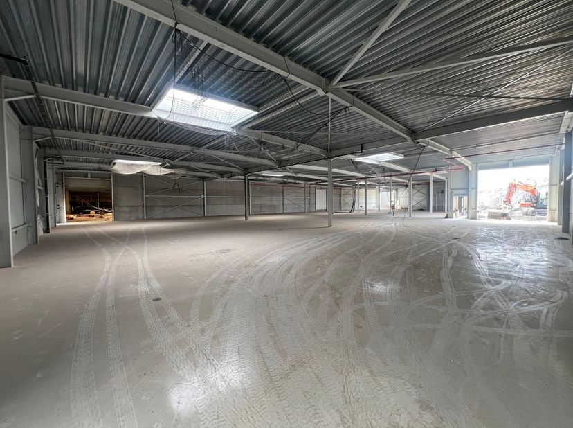 Zeer goed gelegen bedrijfsgebouw te Houthalen-Helchteren, direct aan afrit 29 van de E314. Dit gebouw heeft een oppervlakte van 4571m², bestaande uit