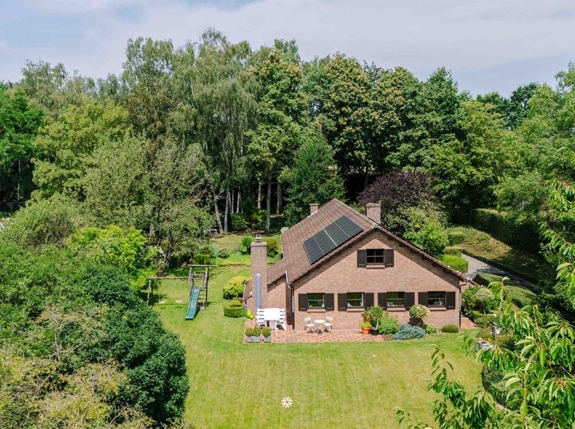 Gelegen in het glooiende landschap van het pittoreske Tielrode treft u deze laagbouwvilla op een uniek perceel van maar liefst 3.291 m². Via de oprijl