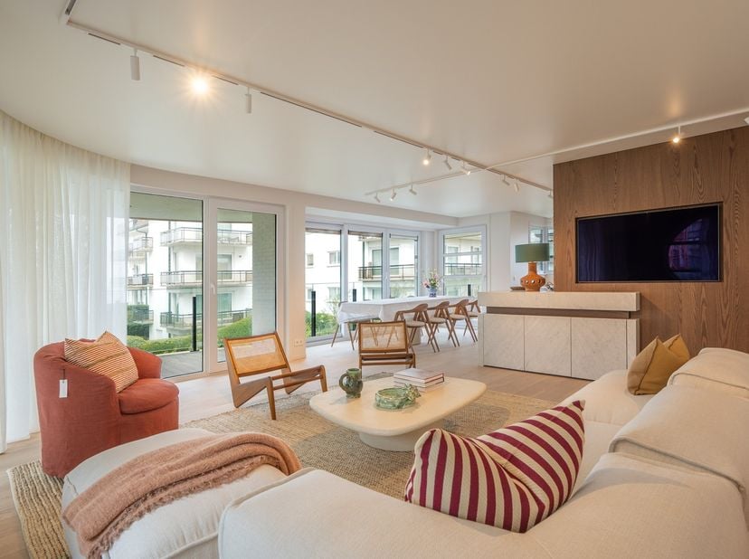 Exclusief te koop: Prachtig en stijlvol gerenoveerd appartement met drie slaapkamers, gelegen in het Zoute, en genietend van&amp;nbsp;zeezicht. Deze uitzo