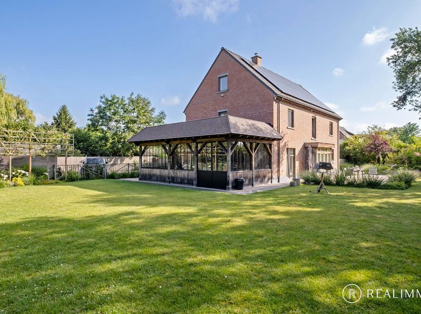 Deze imposante villa uit 2016, bevindt zich op een uiterst rustige en discrete ligging in een doodlopende straat van een residentiële verkaveling te E