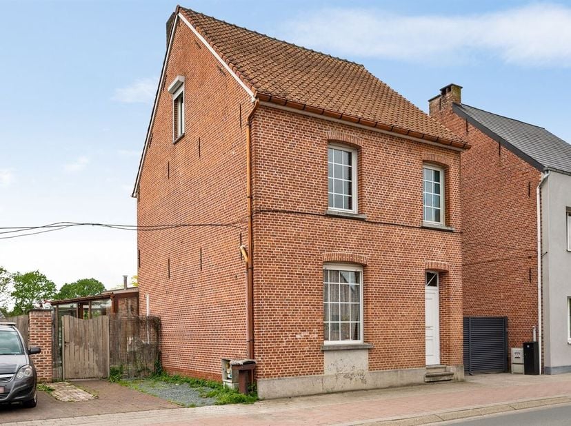 Deze op te frissen woning aan de Herenthoutse Steenweg heeft een mooie bewoonbare oppervlakte van 194 m² op een perceel van 775 m², verdeeld over drie