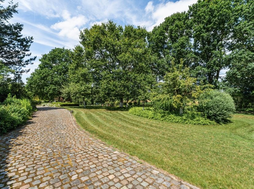 Een unieke eigendom waar ruimte, rust en natuur samenkomen.<br />
<br />
Verscholen in het groen, op een prachtig perceel van maar liefst 6.671 m², be