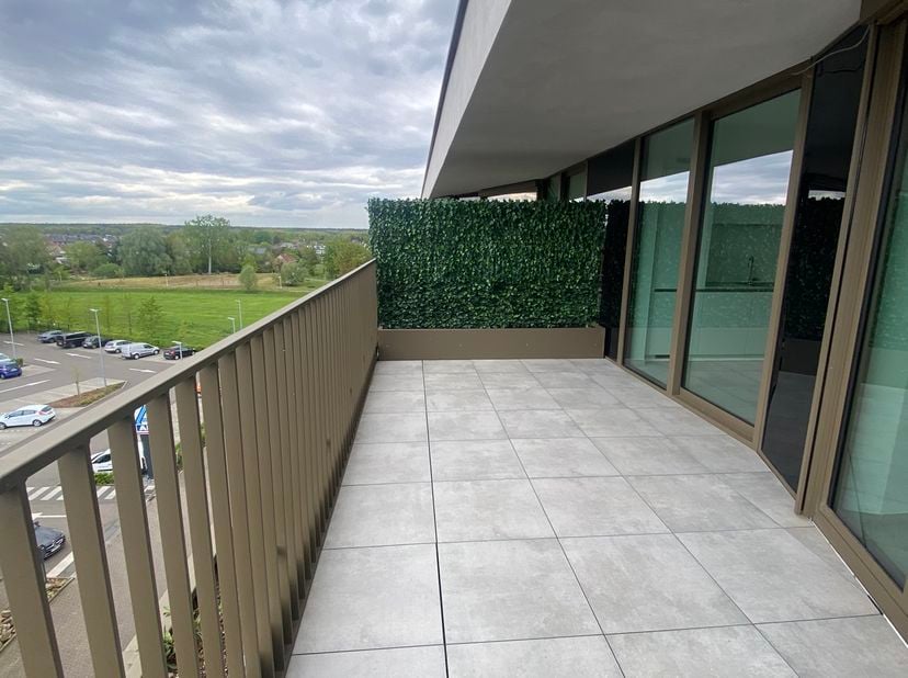 prachtig penthouse op de 4e verdieping met 2 slaapkamers. 2 zeer grote terrassen midden in het centrum van Lanaken. Het is gelegen in de luxeresidenti