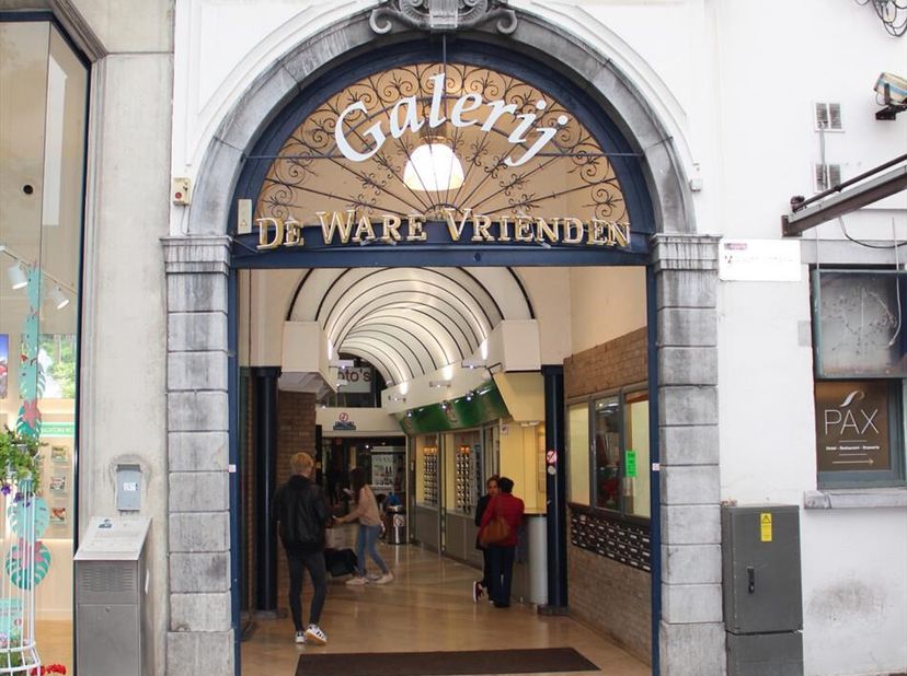 Ideaal gelegen winkelruimte vooraan in Galerij De Ware Vrienden gezien van het marktplein, dus midden in het stadscentrum van Hasselt.<br />
De winkel