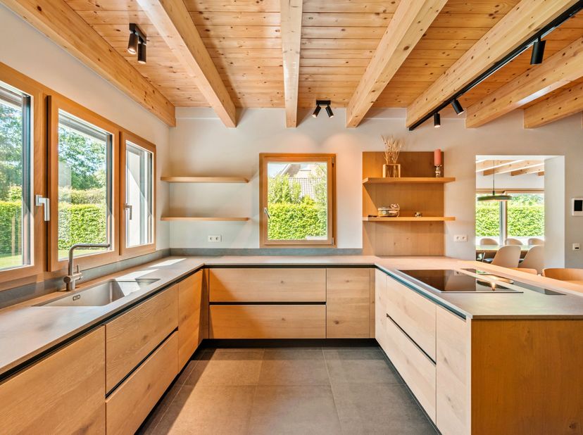 Tijdloze villa met polyvalent bijgebouw in een residentiële doodlopende straat.<br />
Deze uitstekend onderhouden villa die hoogwaardige materialen, r