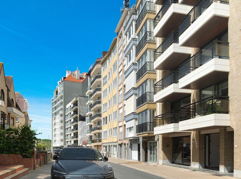 Bij het binnenkomen kom je in de ruime inkomhal. Het appartement beschikt over een lichtrijke, zongerichte woonkamer, een volledig ingerichte keuken m