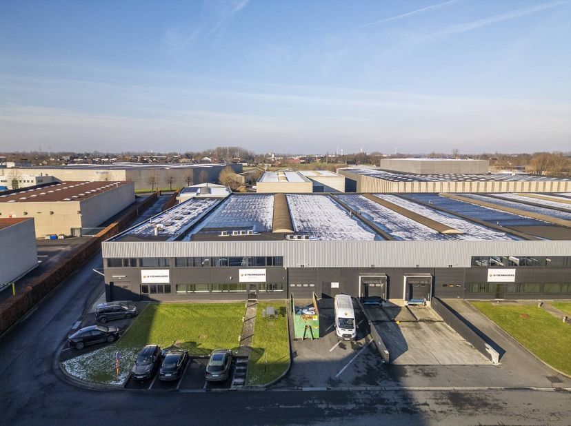 Bâtiment commercial à louer le long de l'E17 à Deerlijk.<br />
L'entrepôt a une surface utile d'environ 3 381 m² et est équipé de 4 portes sectionnell