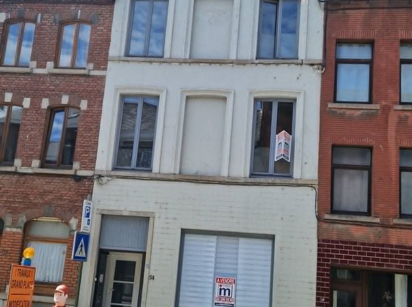Dans le centre de Braine Le Comte, maison d'habitation avec hall d'entrée, living, cuisine équipée, 3 chambres, rez polyvalent, salle de bains, grenie
