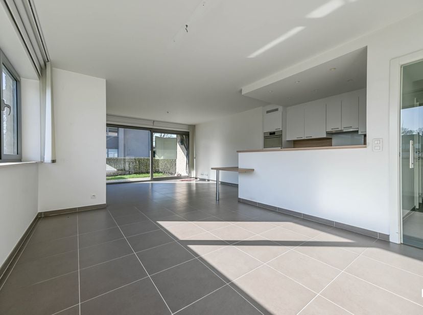 Dit lichtrijk en energiezuinig hoekappartement is gelegen op de gelijkvloers verdieping van residentie 'De Neerveust'. De locatie wordt gekenmerkt doo