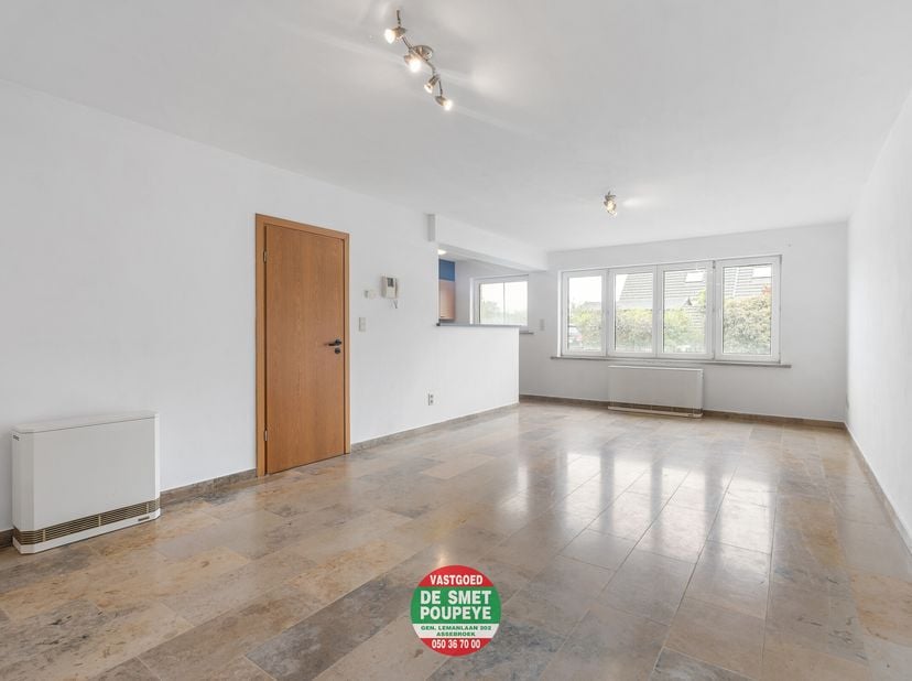 Dit gelijkvloers appartement is gelegen in een residentie op een afgesloten terrein, wat zorgt voor een veilig en rustgevend woongevoel. Bovendien bev