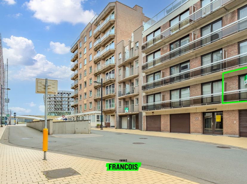 Dit lichtrijke appartement bevindt zich in een rustige straat pal in het centrum van Middelkerke en biedt een comfortabele en praktische indeling. Dan