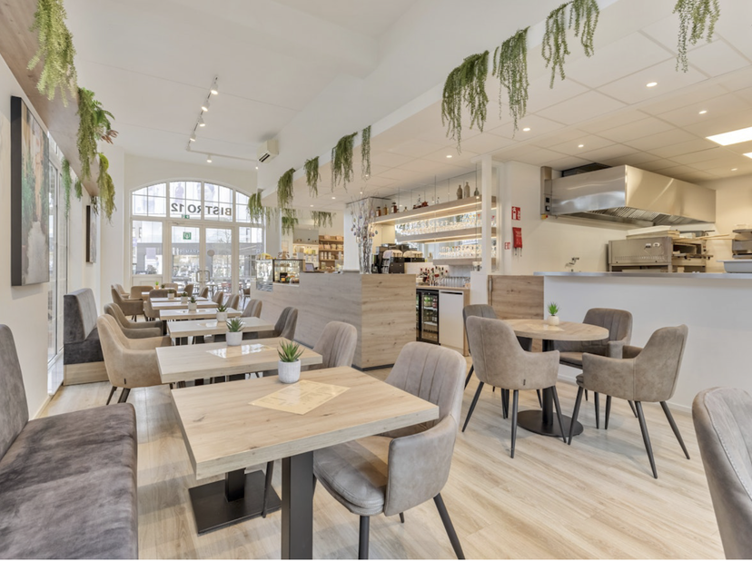 Op het Molenpoortplein, op een uitstekende commerciële locatie tussen de Demerstraat en Quartier Bleu, <br />
bevindt zich deze volledig ingerichte en