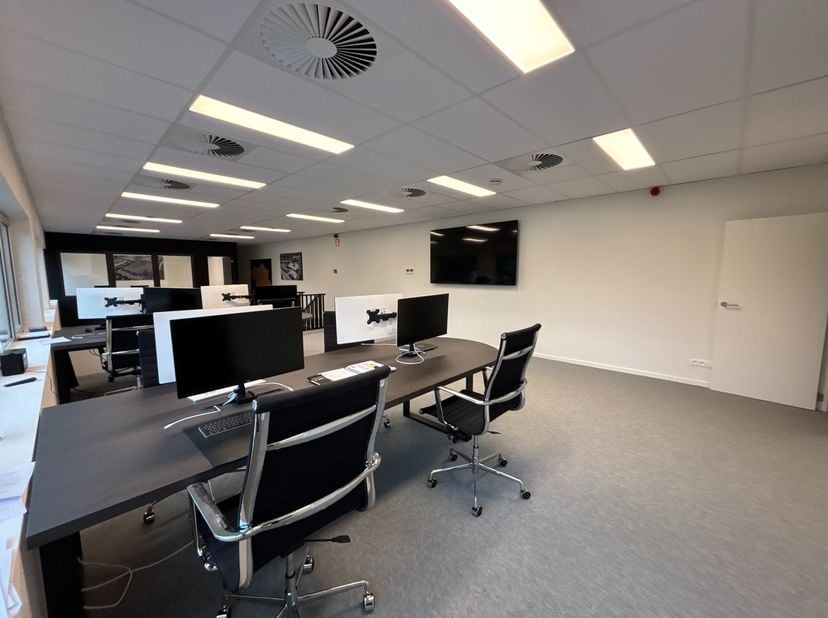 Uitstekend gelegen kantoorruimte van ca. 144 m² te huur op een professionele bedrijfssite langs de zuidrand van Antwerpen, vlot bereikbaar via de A12