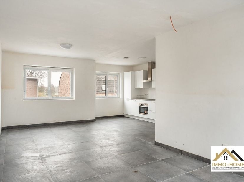 Dit nieuwbouwcomplex wacht nog enkel op een - afwerking om er een mooi collectief pand van te maken. Het bestaat uit drie appartementen, waarbij de on