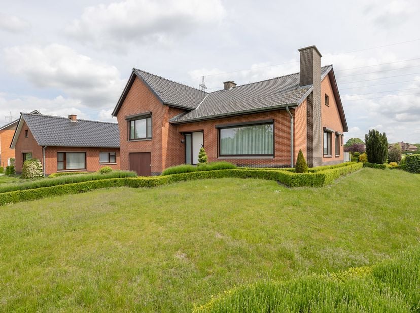 Landelijk gelegen split-level woning met een zeer ruime woonoppervlakte en een riant perceel van 20 are 72 ca.<br />
Deze woning biedt een zeer goede