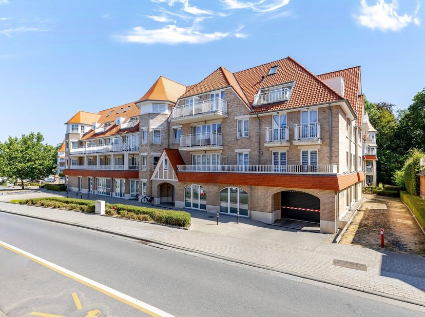 Dit lichtrijke duplexappartement, gelegen in een doodlopende straat, combineert een slimme indeling met kwalitatieve afwerking en een uitstekende ligg