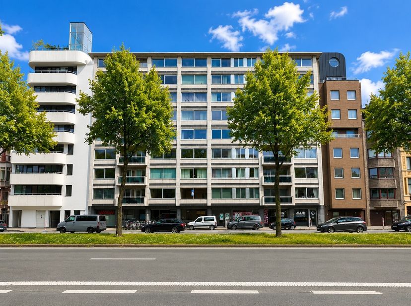 Dit lichtrijk appartement bevindt zich op de eerste verdieping van een verzorgde residentie, op fietsafstand van het bruisende stadscentrum van Gent e