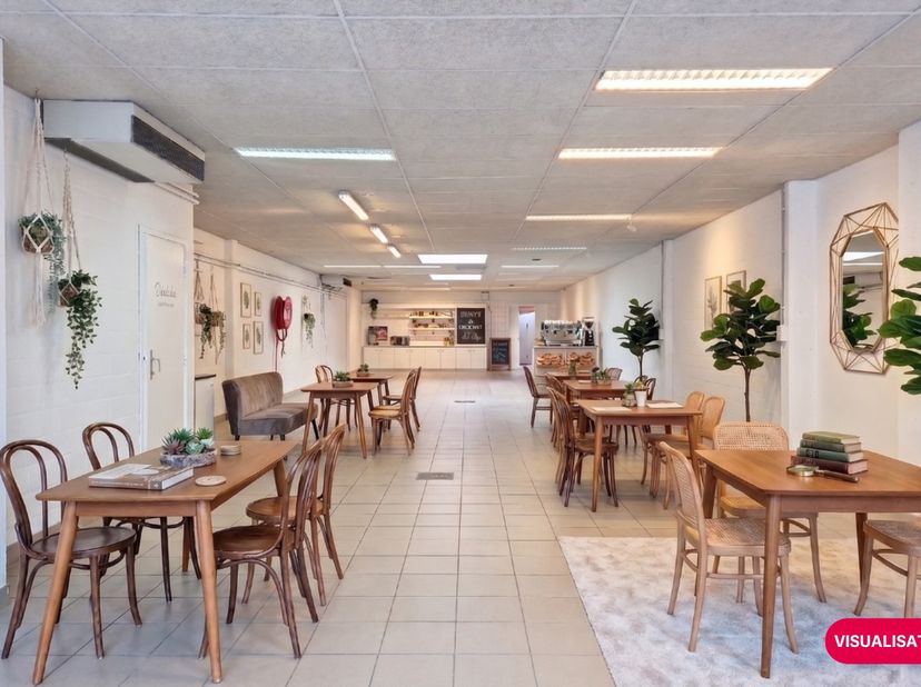 Cette propriété commerciale spacieuse et lumineuse (environ 246 m²) à louer est située dans un quartier résidentiel branché en plein développement. L'