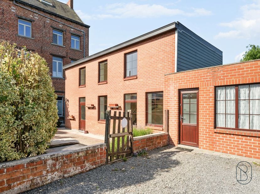 Chouette maison avec cour privative située à proximité immédiate de toutes les commodités (A8, commerce, écoles, transports et salle de sport). <br />