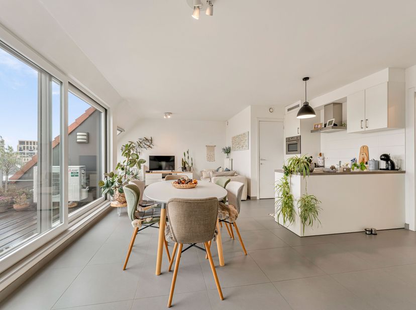 Instapklaar 1-slaapkamerappartement met terras, staanplaats en ruime bergingen in hartje Veurne<br />
In het hartje van Veurne bevindt zich dit perfec