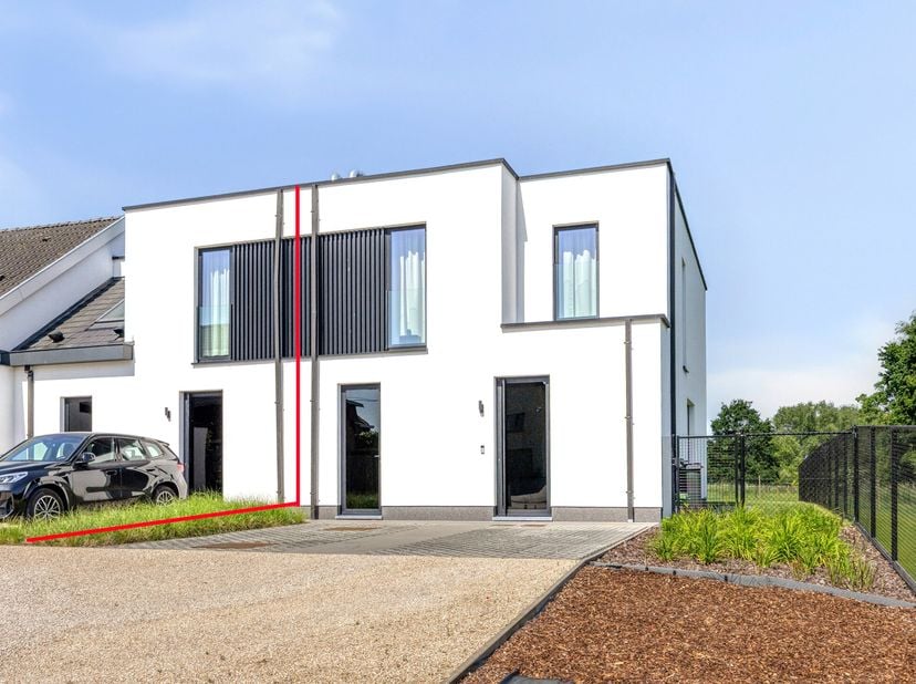 Deze moderne 3-gevelwoning ('23) combineert hedendaags wooncomfort met uitzonderlijke energieprestaties. Met een EPC-score van -3 kWh/m² is dit een ec