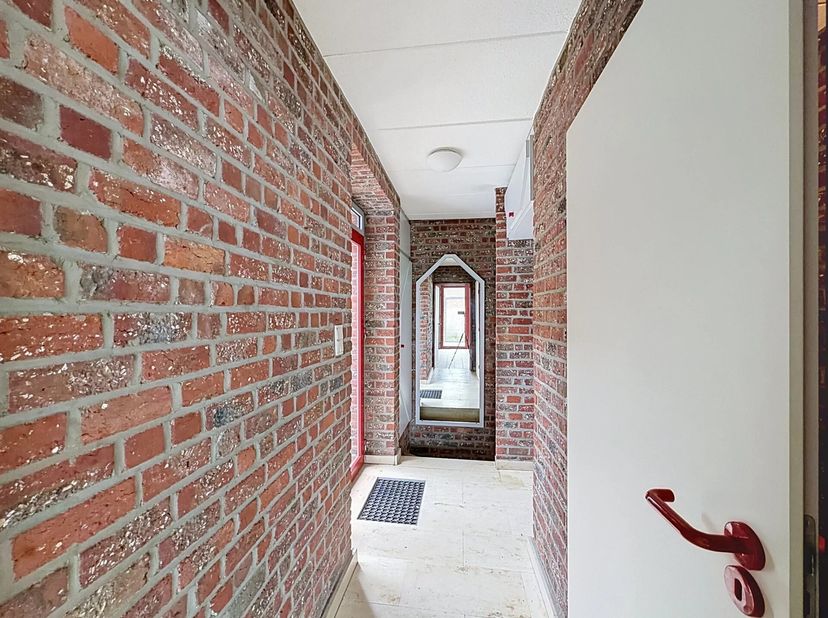 Deze woning is gelegen in een zijstraatje te Mol-Ginderbuiten. Ideaal gelegen tov lokale handelaars alsook tov de ring richting Lommel en Geel.<br />