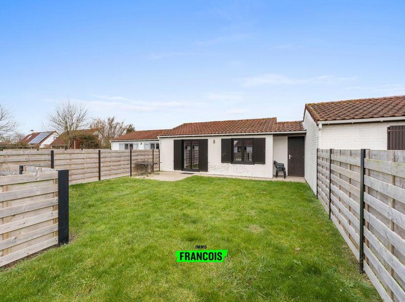 Situé à proximité du centre de De Haan, nous trouvons cette maisonnette de polder à vendre.<br />
Grâce à son emplacement idéal, cette maison de vacan
