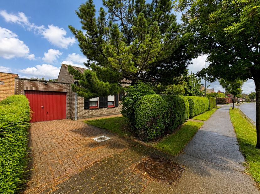 Op zoek naar een woning met potentieel op een uitstekende locatie? Deze halfopen bungalow uit 1987 bevindt zich op een mooi groen perceel van 513 m² e