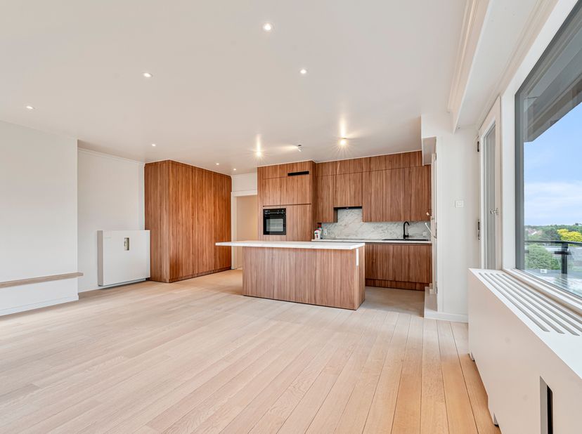 Prachtig afgewerkt appartement te huur in Wevelgem!<br />
We betreden dit appartement en komen binnen in de lichtrijke leefruimte, die met de keuken t