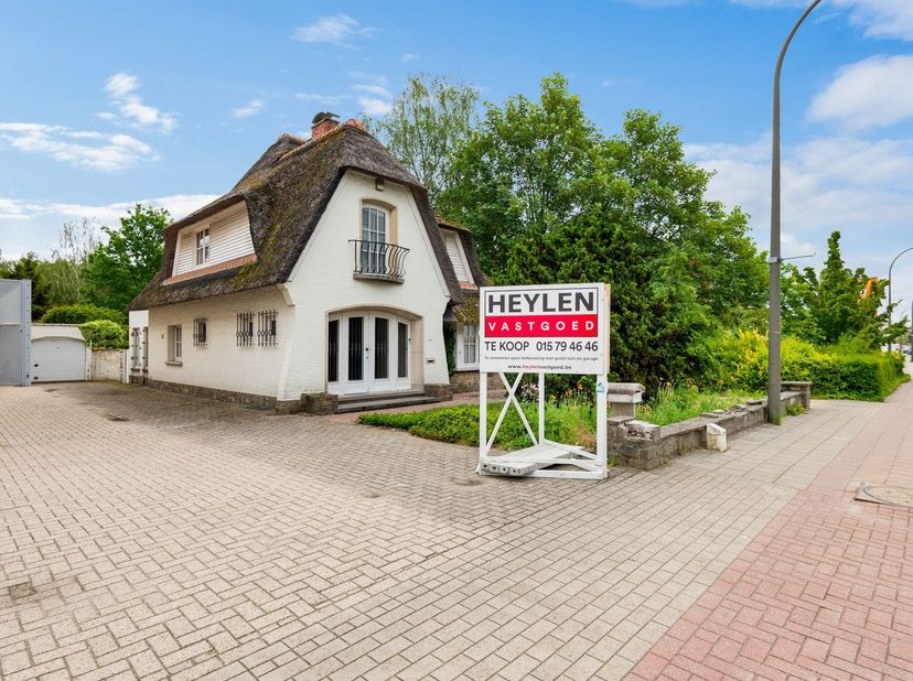 Bent u op zoek naar een ruime woning met potentieel op een centrale locatie? Dan is deze unieke open bebouwing zeker een bezoek waard. Gelegen langs e