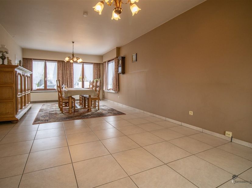 Gelijkvloerse woning met 2 slaapkamers op 867 m². <br />
Inkomhal. <br />
Woonkamer van 36 m² op keramische tegel. <br />
Geïnstalleerd keuken van 14