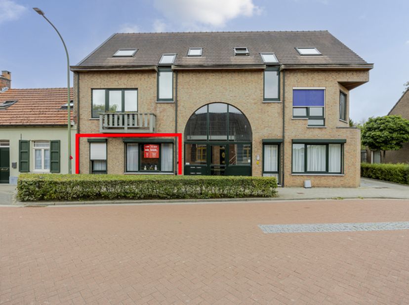 GELIJKVLOERS APPARTEMENT - <br />
<br />
In het centrum van Zondereigen.<br />
Indeling &amp; Troeven:<br />
- Zeer ruime leefruimte van 45 m² met veel na