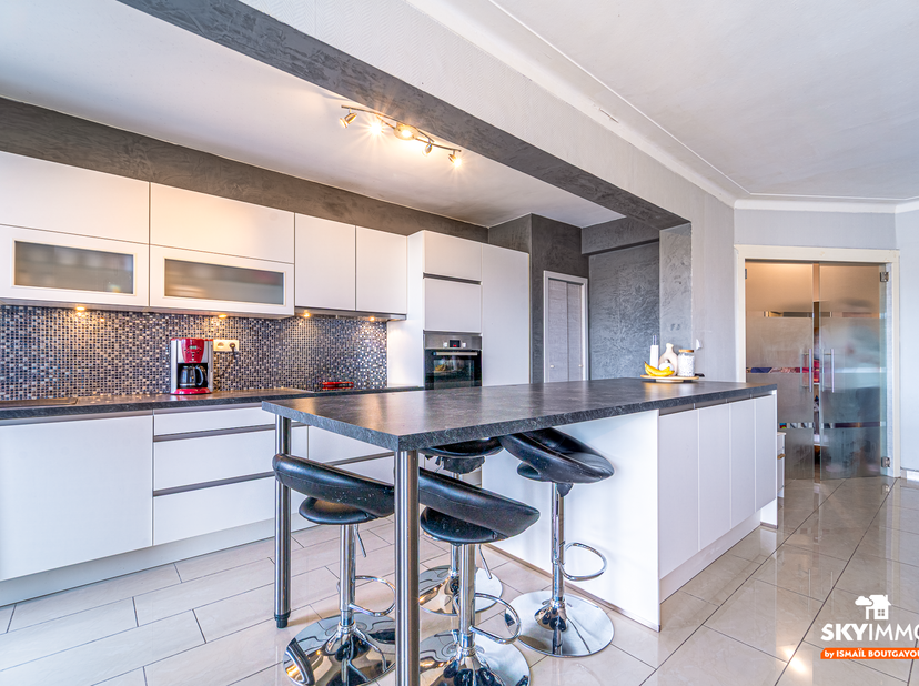 L’agence SKYIMMO a le plaisir de vous présenter ce superbe appartement offrant de beaux volumes et une luminosité exceptionnelle, idéalement situé sur