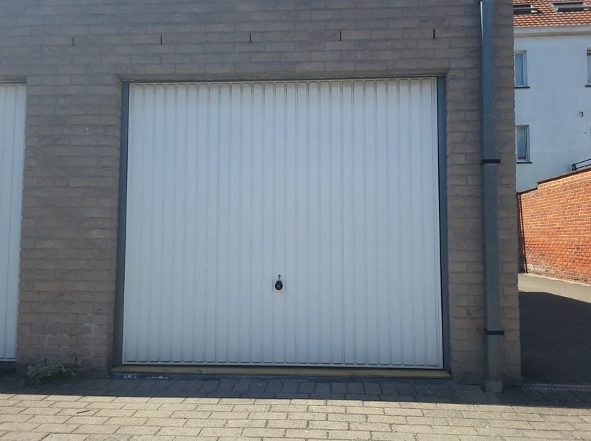 Ontdek deze garage (nummer 14) in Deinze. De garage ligt op een gunstige locatie, met een uitstekende bereikbaarheid dankzij de nabijheid van diverse