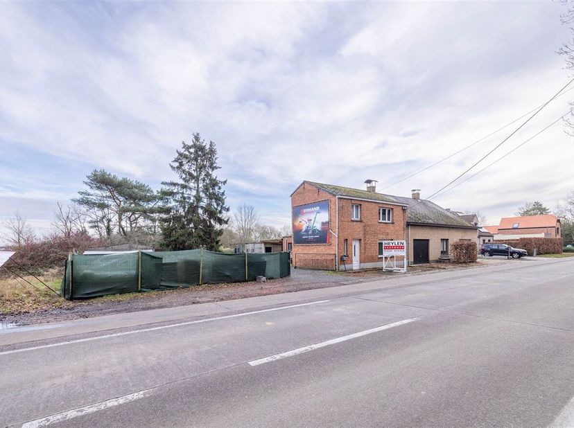 Te renoveren woning met 2 slaapkamers en ruime tuin!  <br />
De woning is gelegen op een gunstige locatie te Itegem met alle voorzieningen (winkels, s
