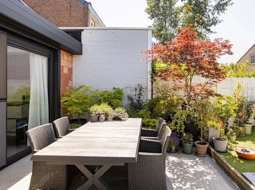 Deze ruime en instapklare woning is zeer centraal gelegen, vlakbij het station en het centrum van Lede. De woning werd grotendeels gerenoveerd maar he