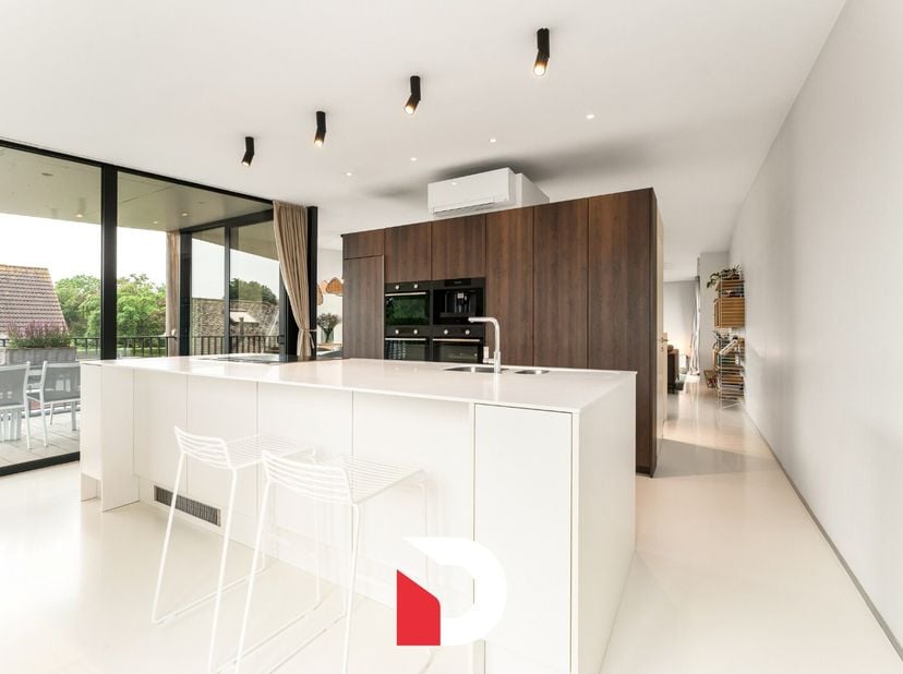 Maak kennis met deze tijdloze villa met uniek woonconcept op exclusieve residentiële locatie in Sint-Andries. Deze  woonst, gelegen in een gegeerde en