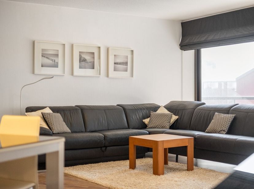 Blankenberge: Instapklaar appartement met ruim terras en zijdelings zeezicht te koop in Blankenberge! Op de 5e verdieping van de stijlvolle residentie