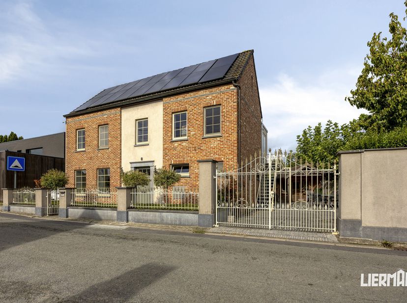 Huis te koop in Land van Aalststraat 1,
                    9310 Moorsel