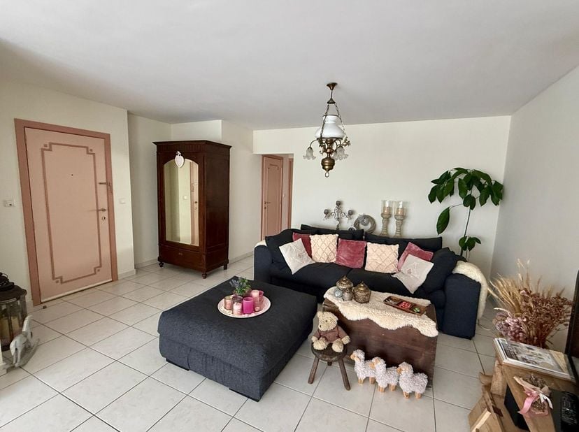 In de Torhoutstraat, op wandelafstand van het centrum van Kortemark, vinden we dit 2 slaapkamer appartement.&amp;nbsp;<br />
Het appartement bestaat uit e