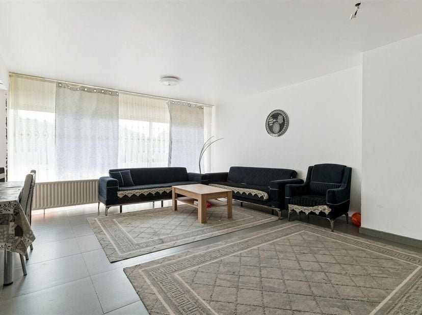 Situation : Situé au 24 Statiestraat, cet appartement offre confort, espace et excellente accessibilité. Il est bien desservi par les supermarchés, le