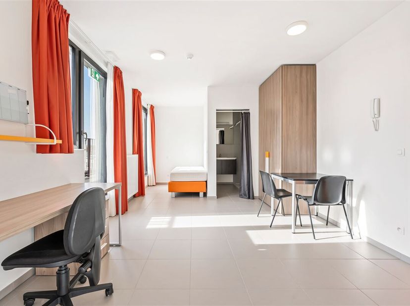Deze ruime studentenkamer is gelegen op de hoogste verdieping van een recent gebouw vlakbij Campus Sanderus van de Thomas More hogeschool. <br />
De k