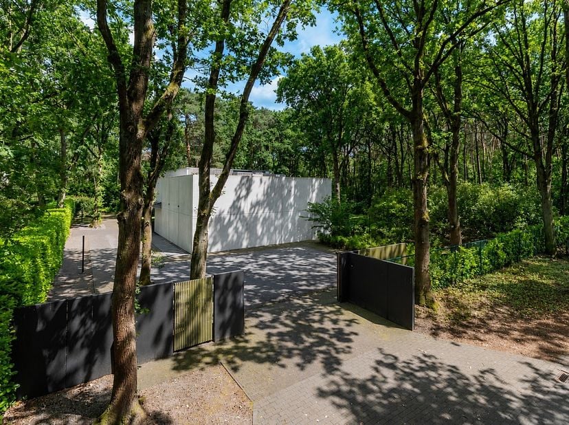 <br />
Deze uitzonderlijke designvilla op een uiterst privatief perceel van ca. 30 are gelegen in de gegeerde omgeving nabij de Golf en het Meer van K