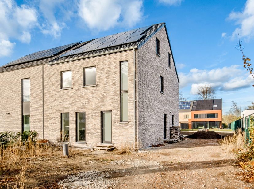 In de rustige Zavelvenestraat te Hasselt vinden we deze schitterende nieuwbouwwoning, waar hedendaags comfort, ruimte en energiezuinigheid naadloos sa