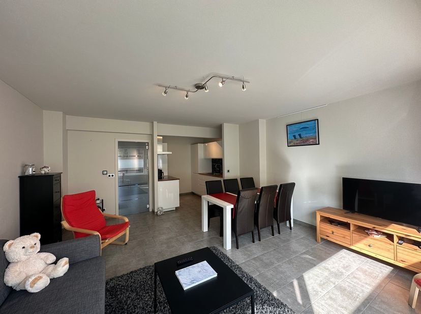 In een kleinschalige en verzorgde residentie bevindt zich dit aangename appartement op de eerste verdieping, ideaal voor wie op zoek is naar comfort e